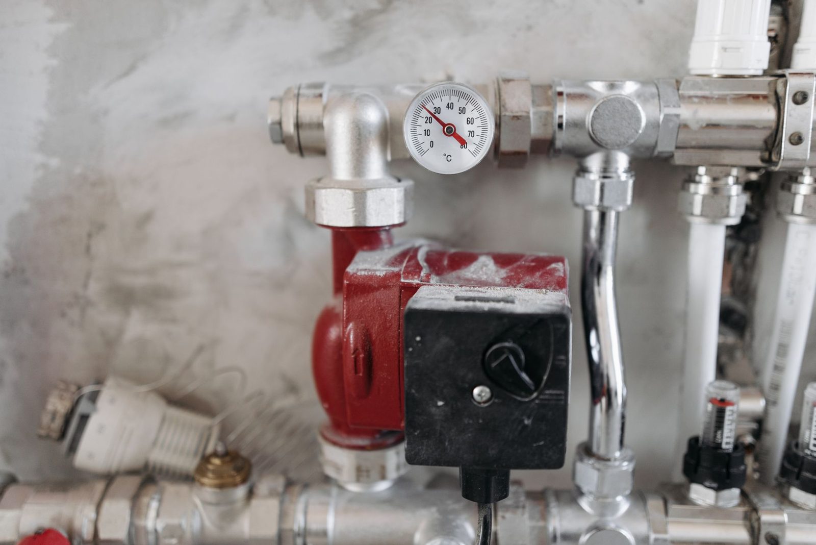 Heating pump and pressure gauge